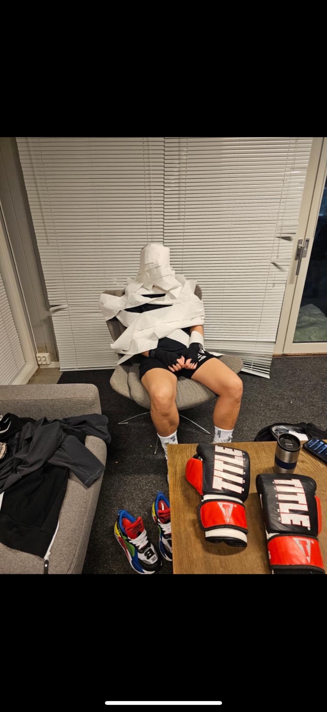 Nemine pakket inn i dasspapir av treningspartnere.