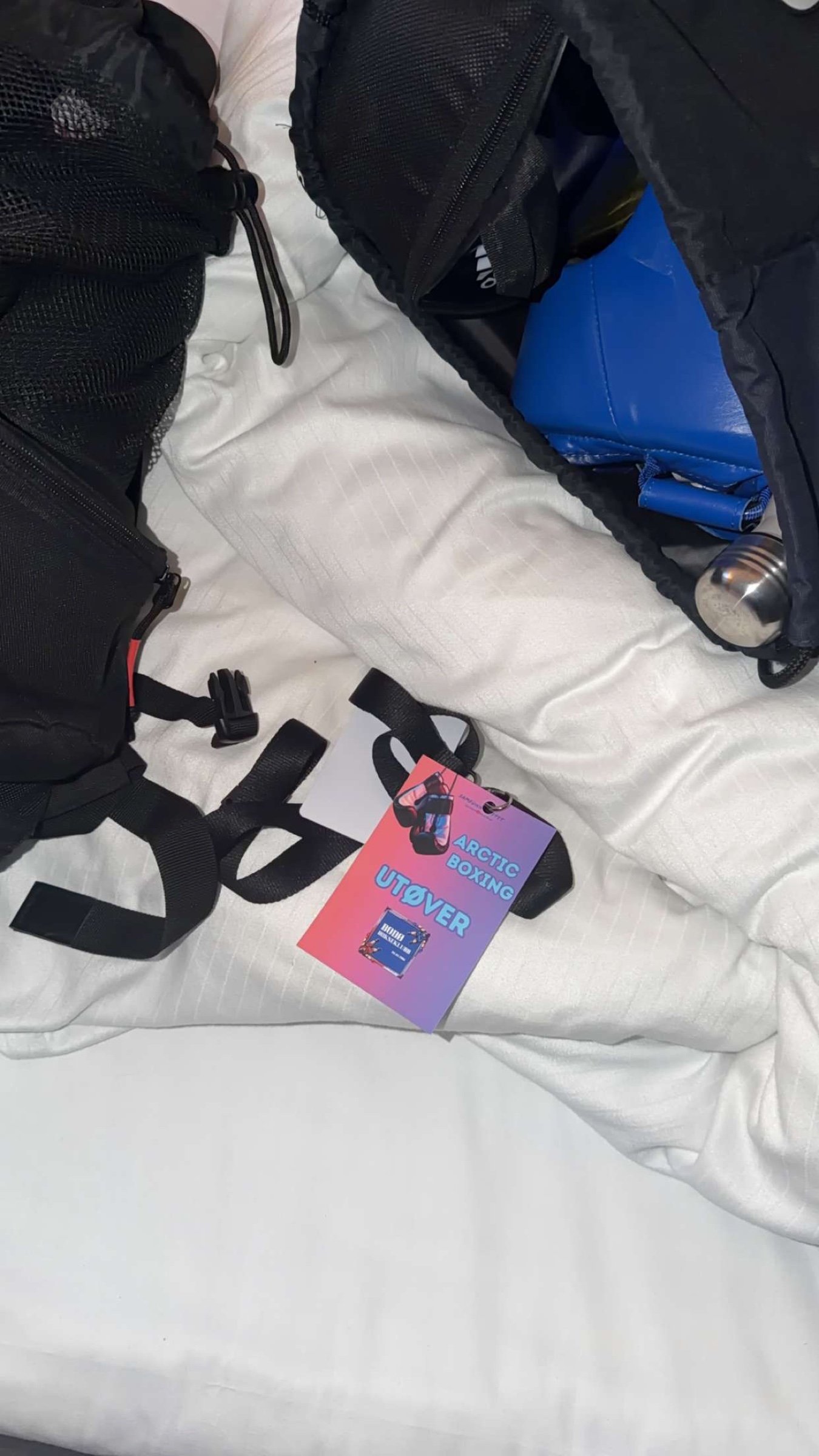 Gearbag og boksesko på hotellrommet.