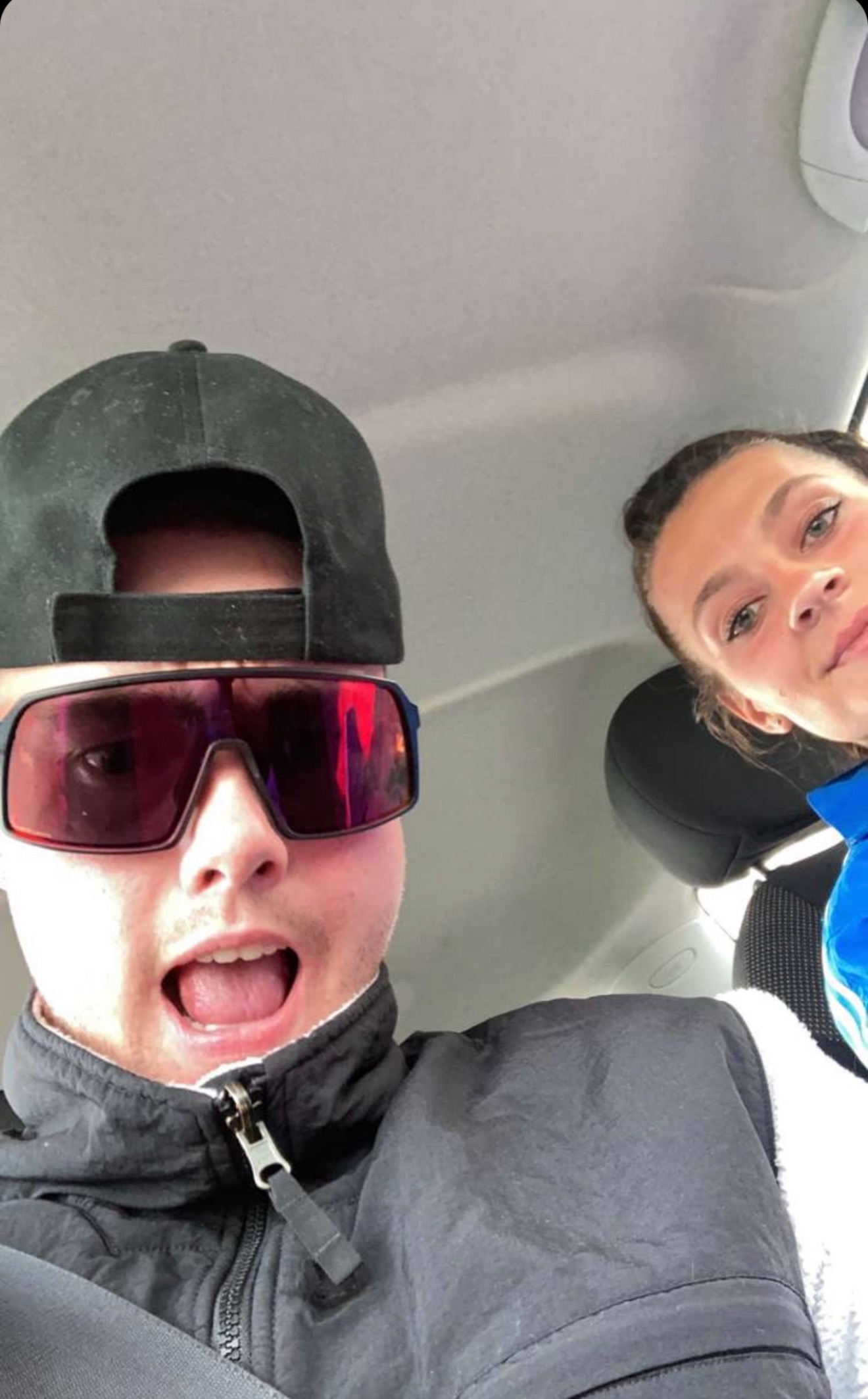 Ing-Martin og Nemine i bilen.