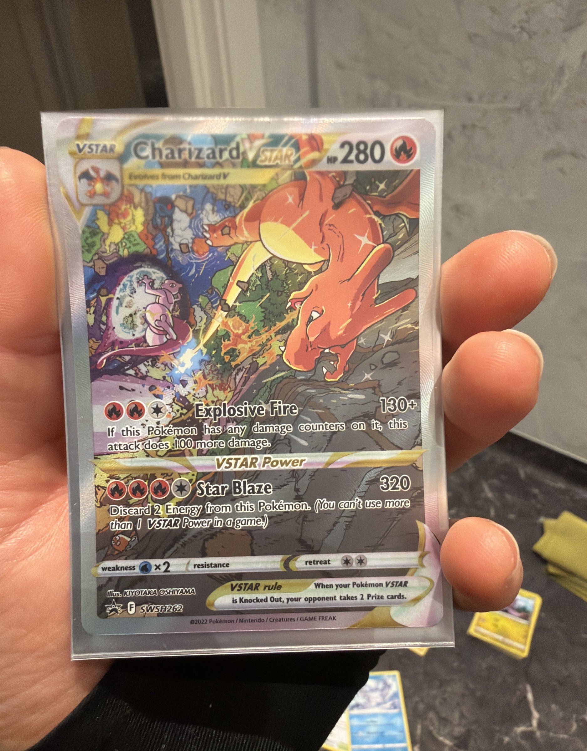 Ungraded Charizard-kort foran et bokseshow-bakteppe.