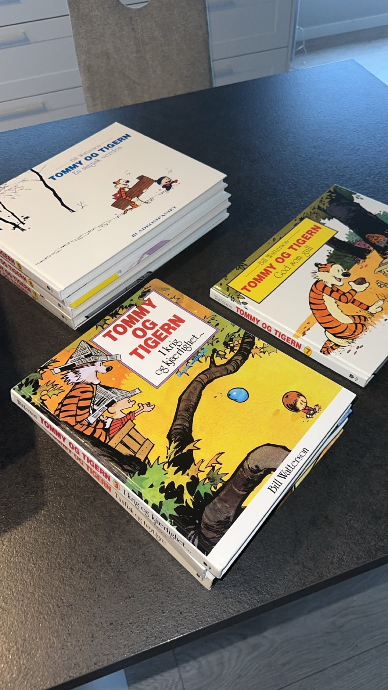 Tommy og Tigern-bøker ved siden av senga.