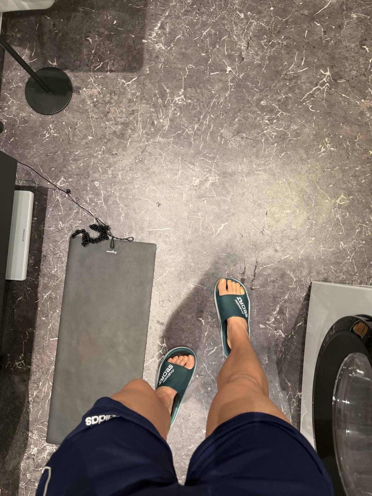 Føtter i grønne Adidas-slippers, fotposisjon-øvelse